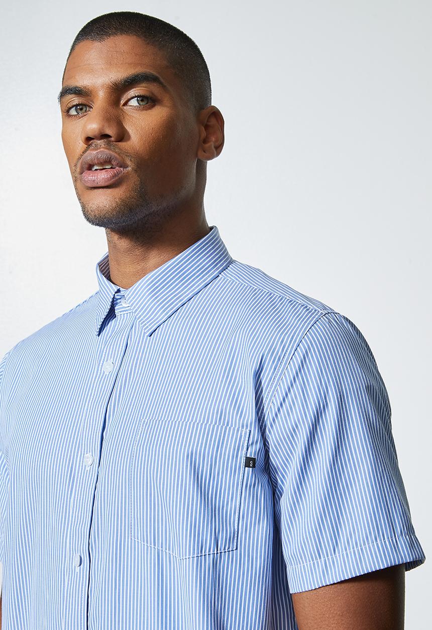 Superbalist - Regular fit short sleeve single pocket shirt  - white & blue 