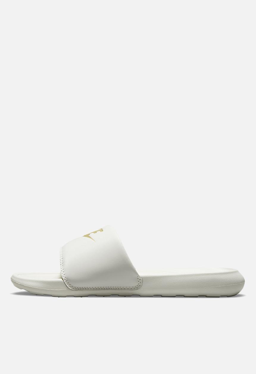 Nike - Nike victori one - summit white/metallic gold-chile red