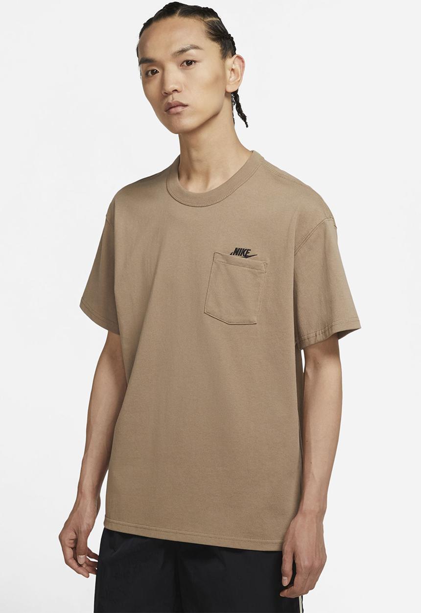 Nike - NSW Premium Essential Pocket Tee - brown basalt/black