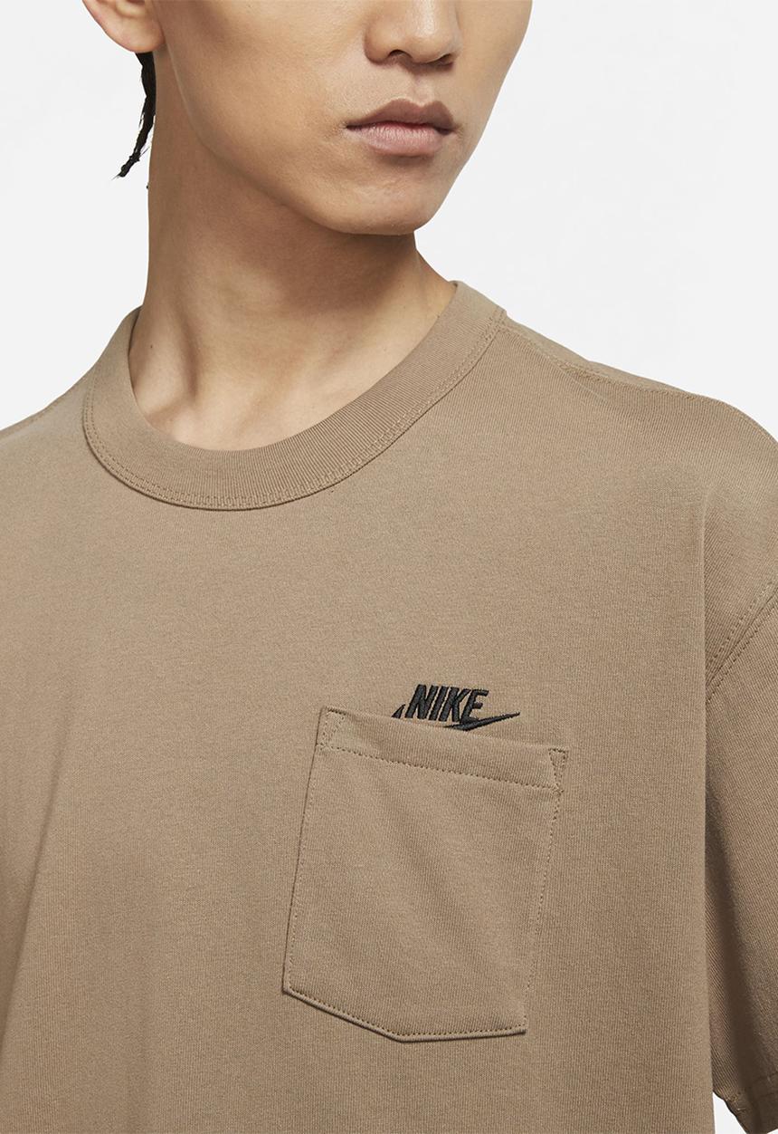 Nike - NSW Premium Essential Pocket Tee - brown basalt/black
