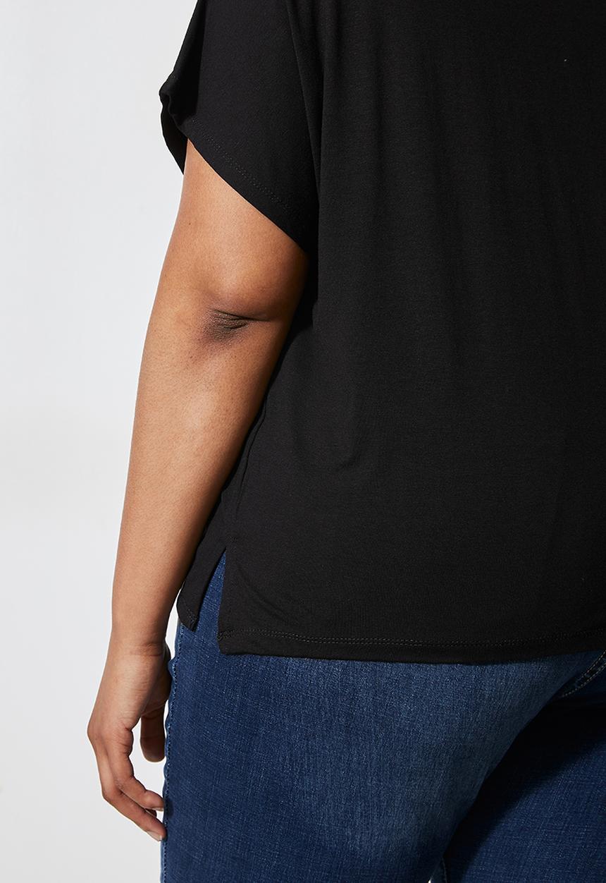 Superbalist - Easy fit tee with neck trim - black