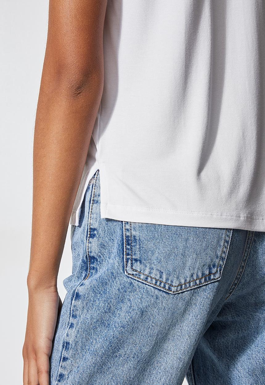Superbalist - Easy fit tee with ribbed neckline - white