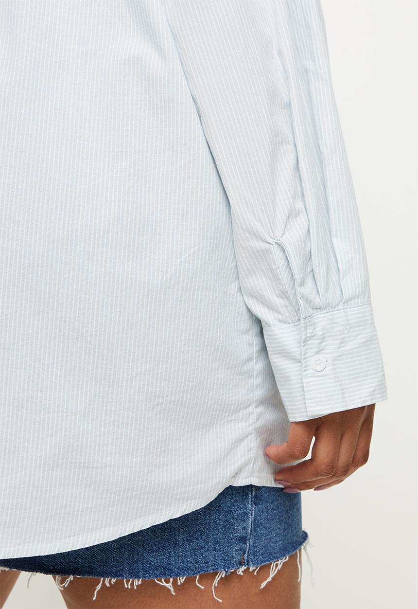 Cotton On - Curve dad shirt - sophie pinstripe sunfaded denim