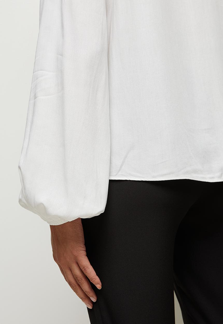 edit - Boxy notch neck shell - milk