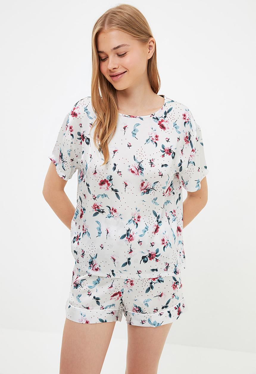Trendyol - Floral patterned satin pajamas set - white