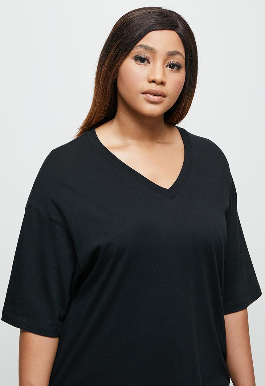 edit Plus - Short sleeve v-neck stepped hem tee - black