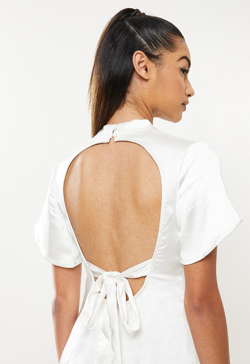 Missguided - Petite satin open back tie dress - white
