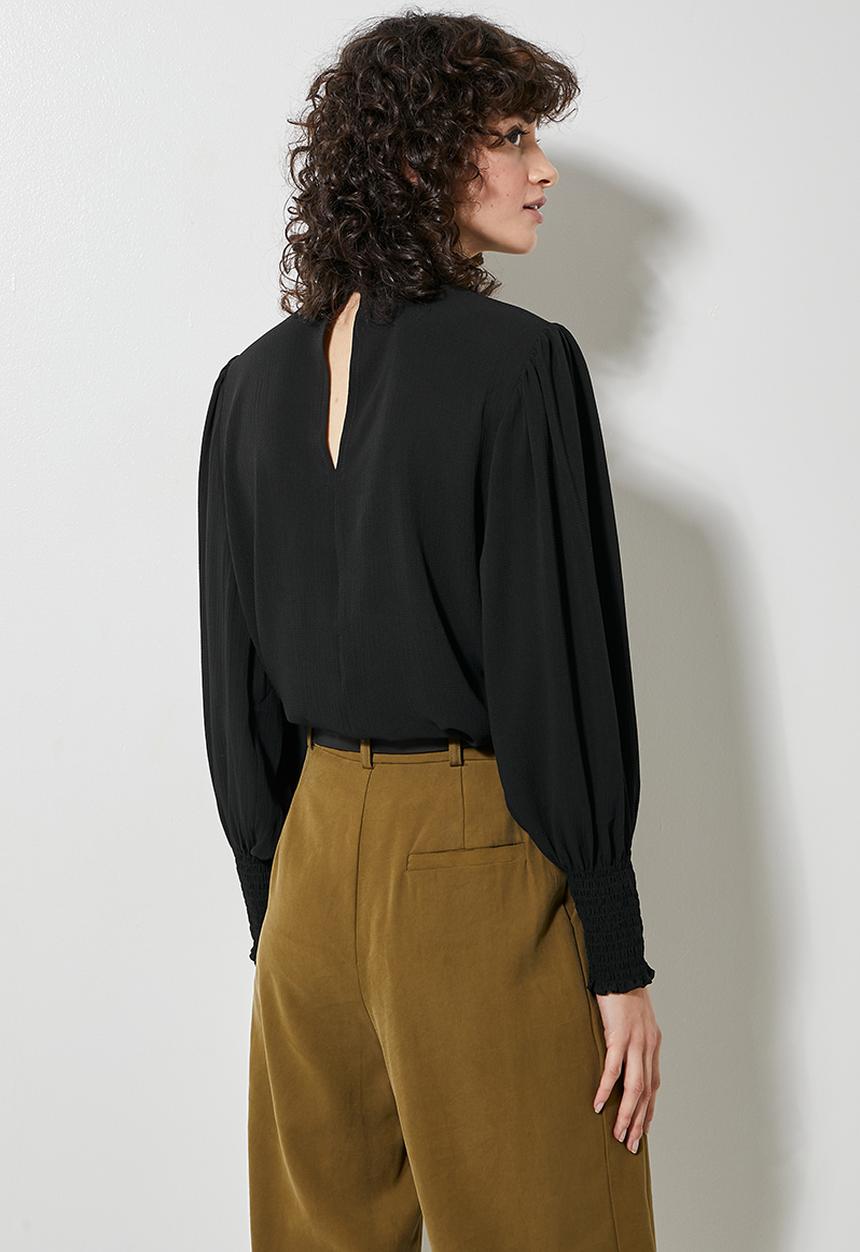 Superbalist - Hi neck elasticated blouse - black