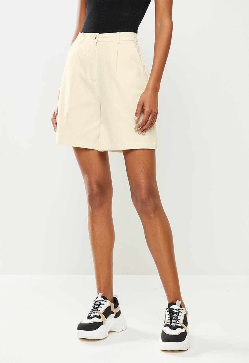 Missguided - Horn button shorts co ord - cream
