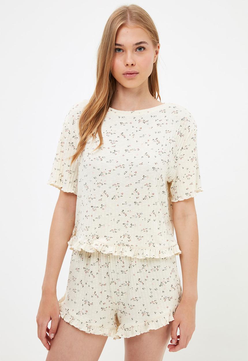 Trendyol - Floral patterned knitted pajamas set - ecru