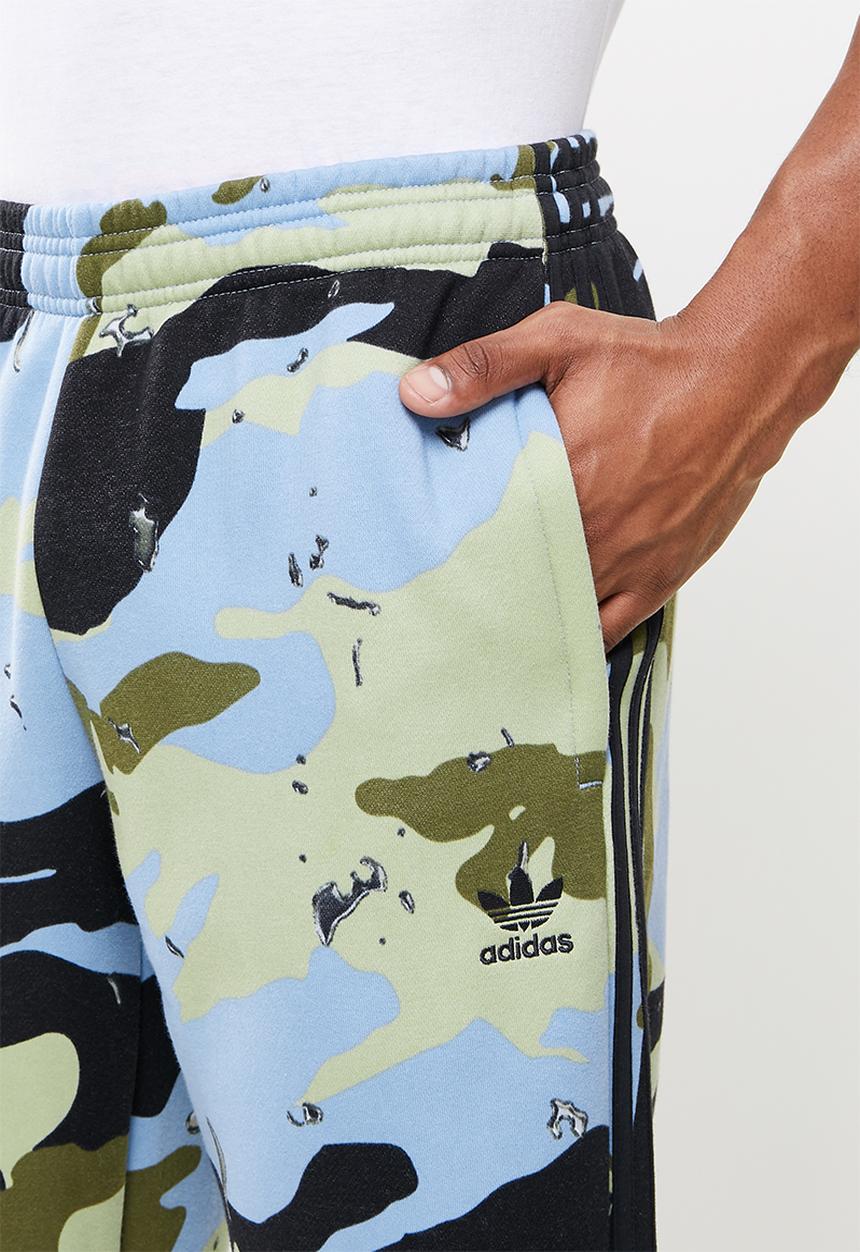 adidas Originals - Camo sweatpant - ambient sky