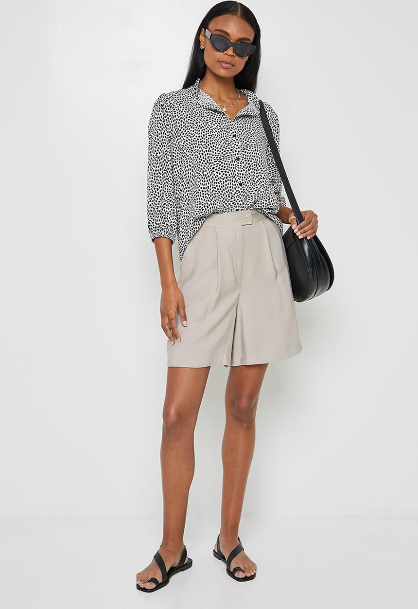 edit - Three quarter sleeve piecrust shirt - stone animal minimal