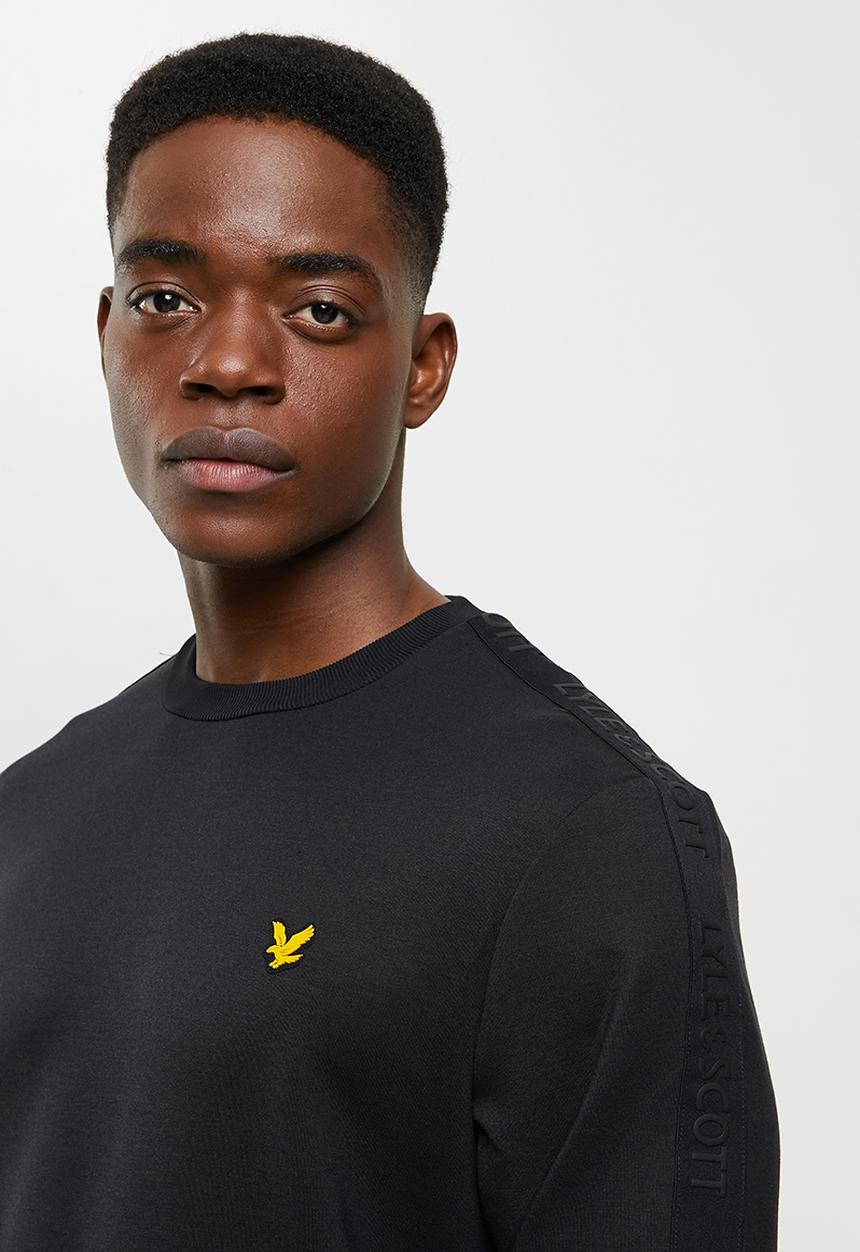 Lyle & Scott - Sleeve tape crew - black