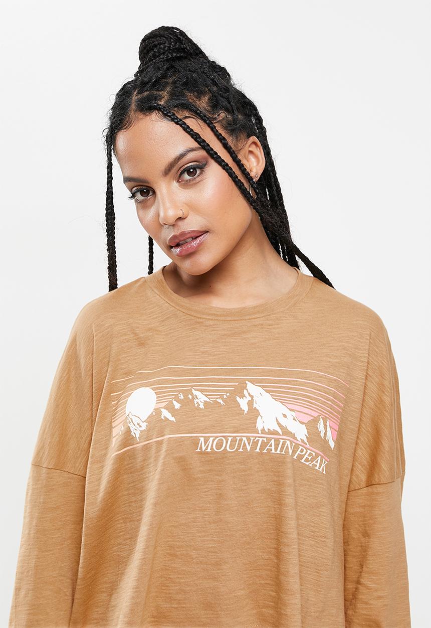 Cotton On - Bree graphic long sleeve mountain peak - tan