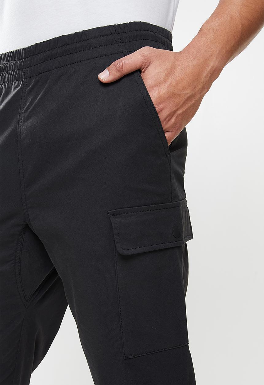 New Balance  - Nb athletics higher learning woven cargo pant - black