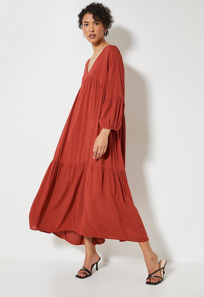 VELVET - Voluminous tiered midi dress - red 