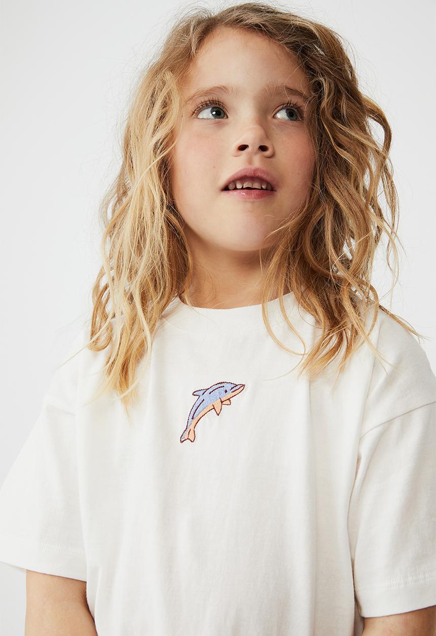 Cotton On - Scout embellished short sleeve tee - vanilla/dolphin embroidery