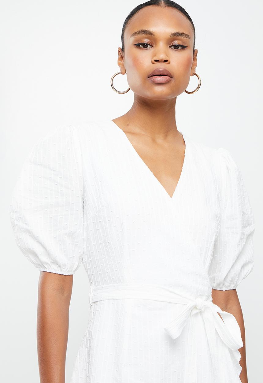 Missguided - Wrap ruffle hem  short sleeve broderie dress - white