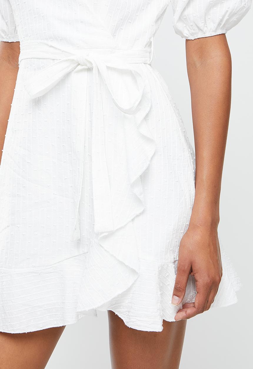 Missguided - Wrap ruffle hem  short sleeve broderie dress - white