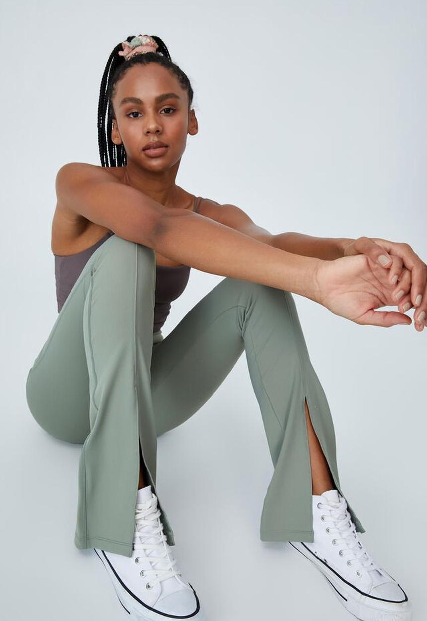 Cotton On - Highwaisted yoga flare - green haze
