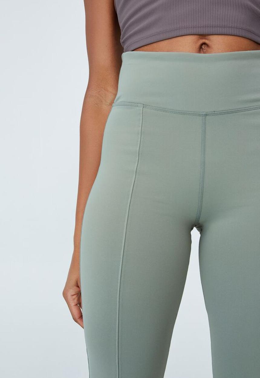 Cotton On - Highwaisted yoga flare - green haze