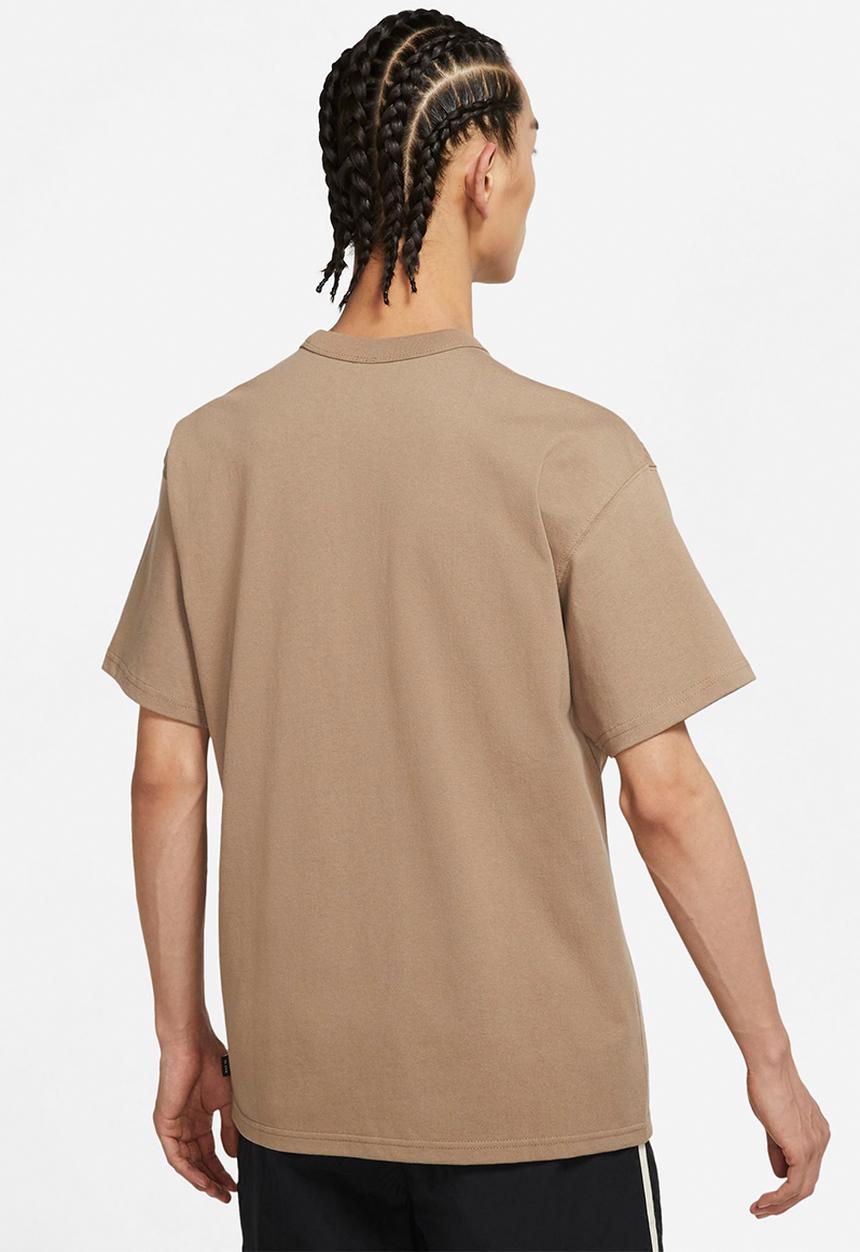 Nike - Nike sportswear tee premium essential pocket - sandalwood