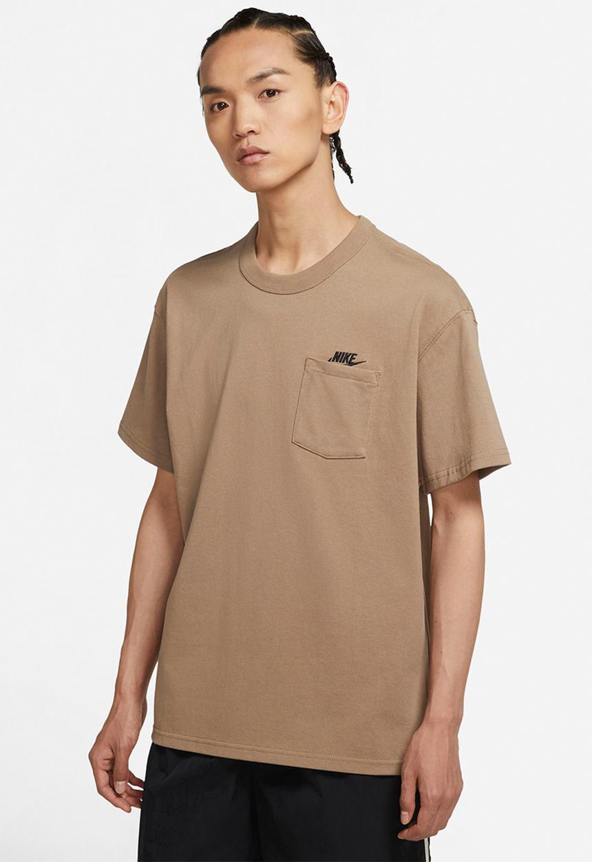 Nike - Nike sportswear tee premium essential pocket - sandalwood
