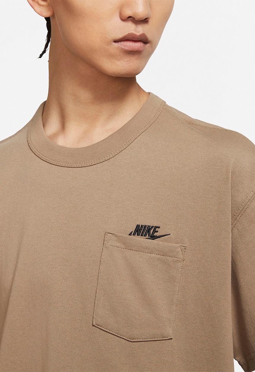 Nike - Nike sportswear tee premium essential pocket - sandalwood