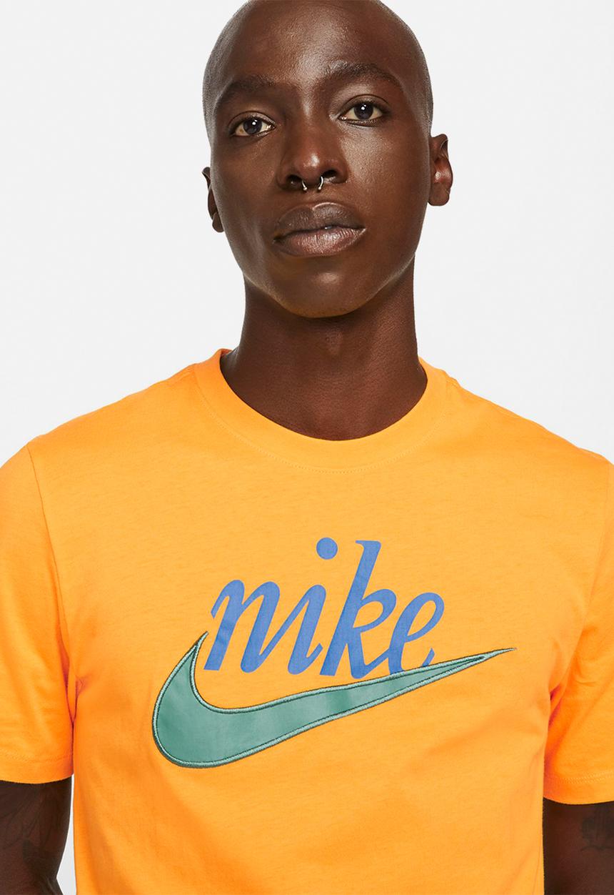 Nike - Nsw tee swoosh 50 hbr - university gold