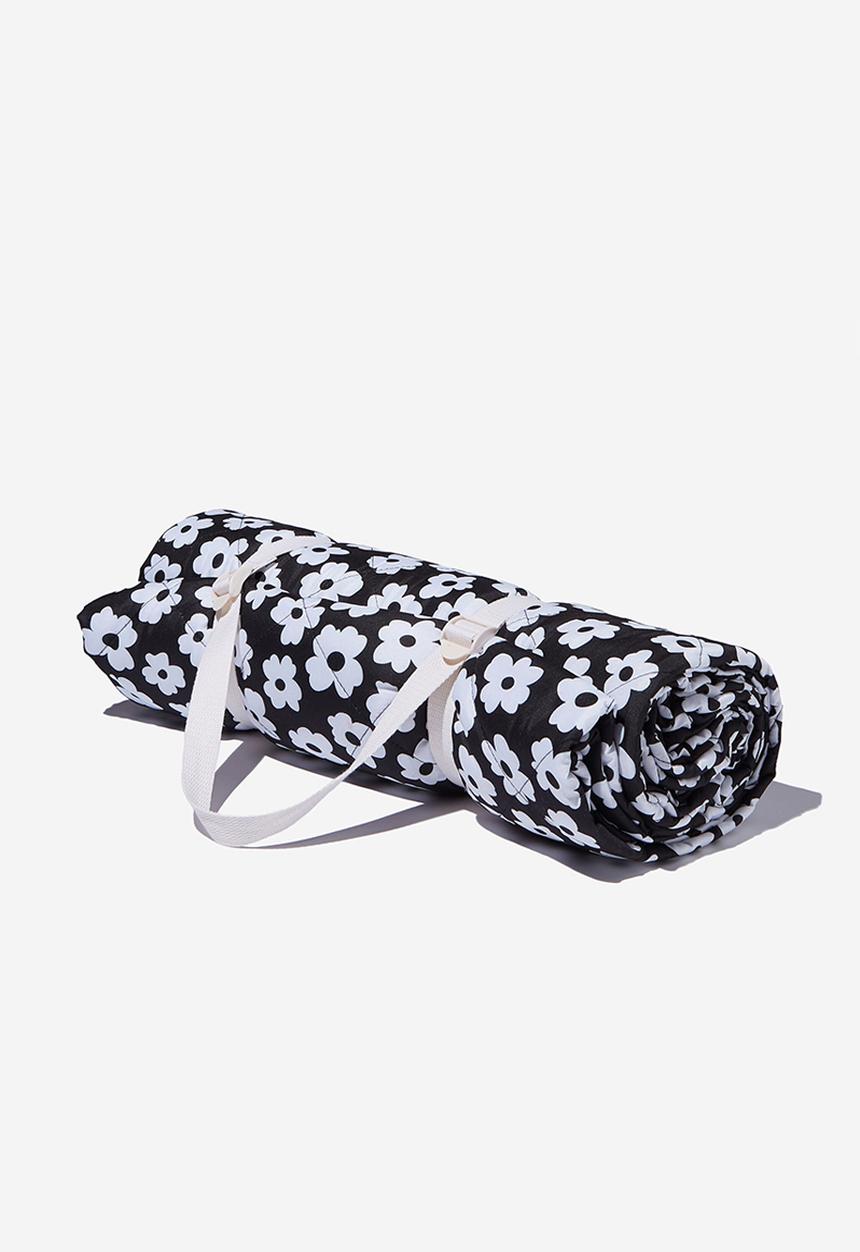 Rubi - Quilted picnic blanket - megan ditsy