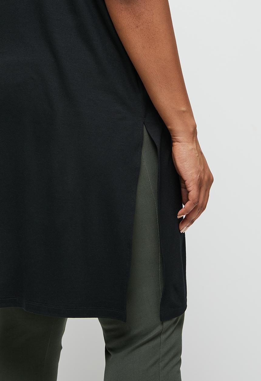 edit Plus - Longline deep slit tee - black