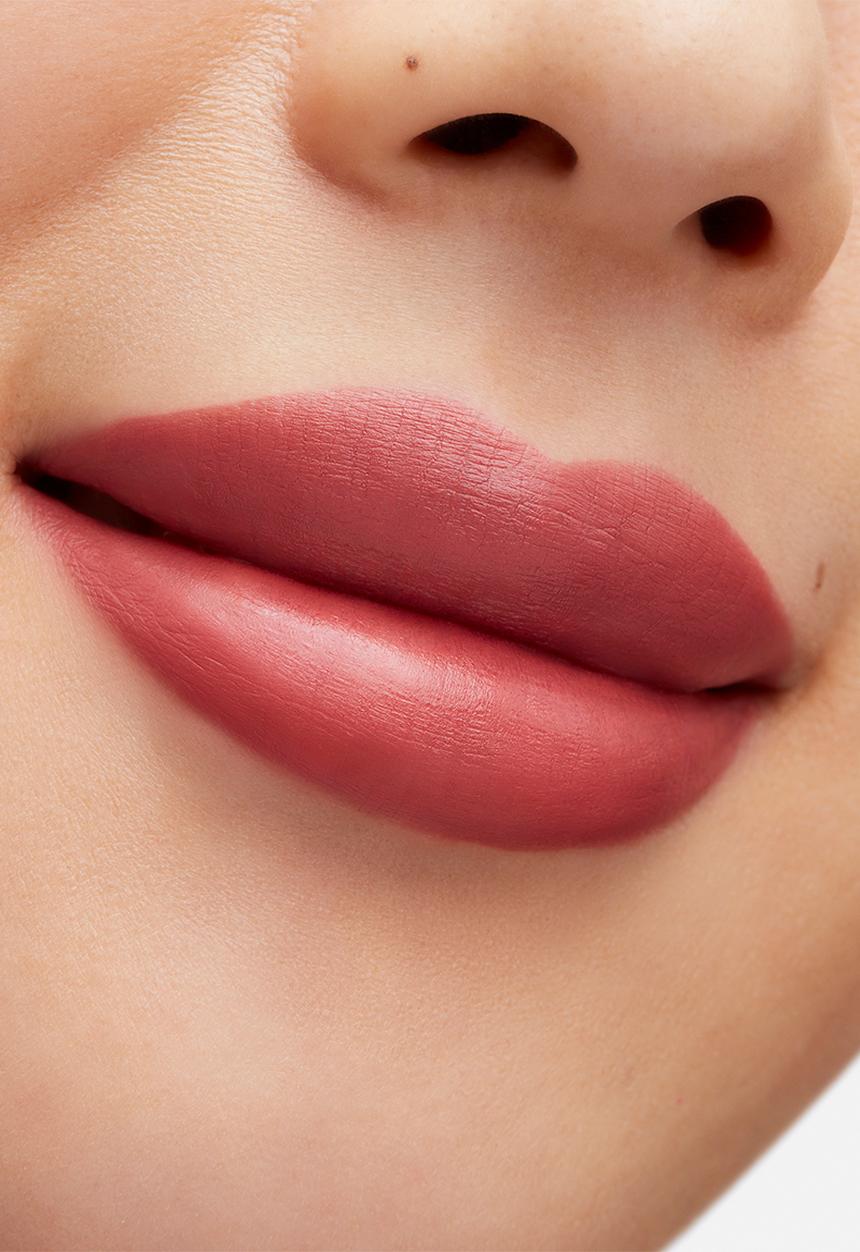 MAC - Aute Cuture Starring Rosalía Lipstick - Nuez Moscada
