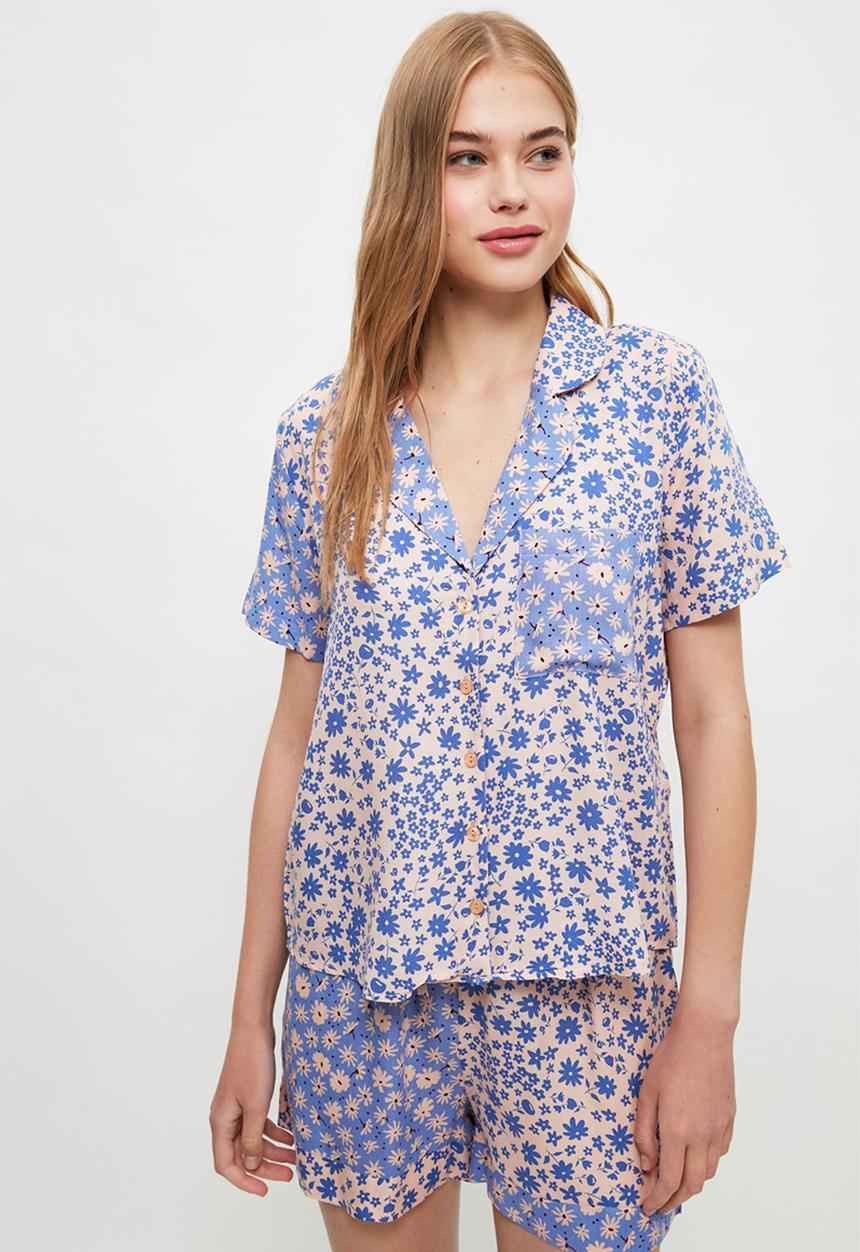 Trendyol - Floral patterned pajamas set - blue & white 