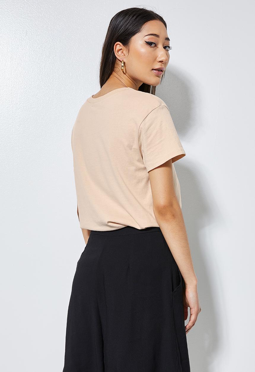 Superbalist - Woman with earring tee	- neutral 