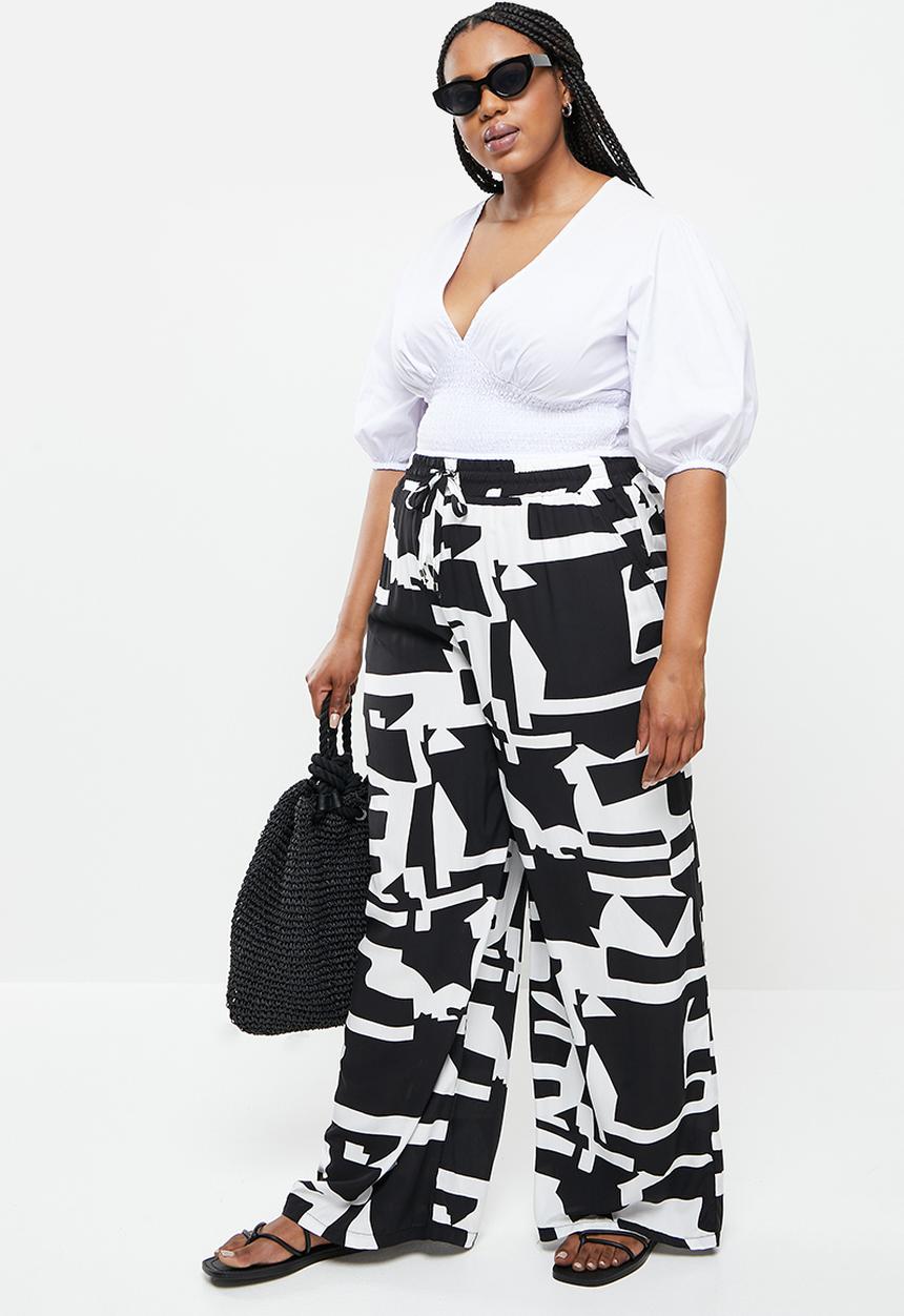Me&B - Plus puff sleeve woven top with shirred basque - white