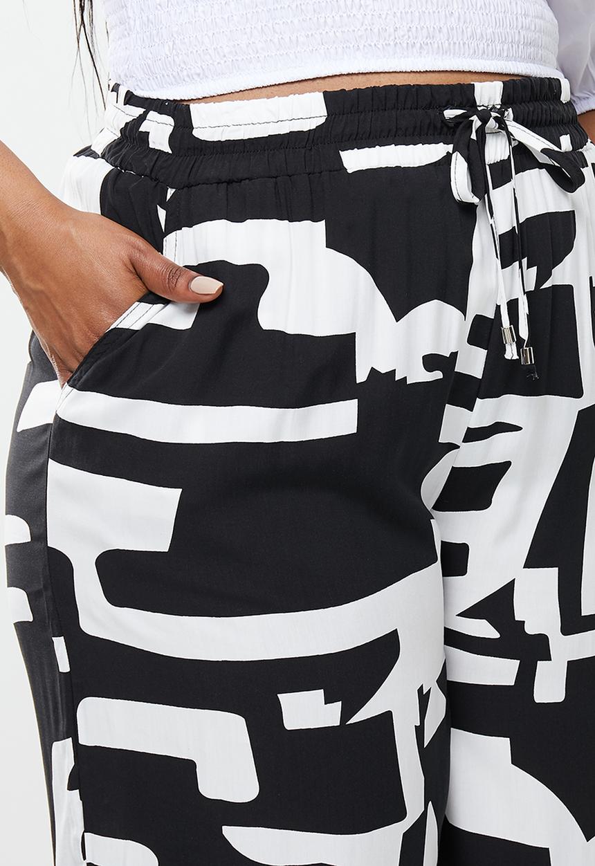 Me&B - Plus pull-on wide leg pant with tie detail - black & white 