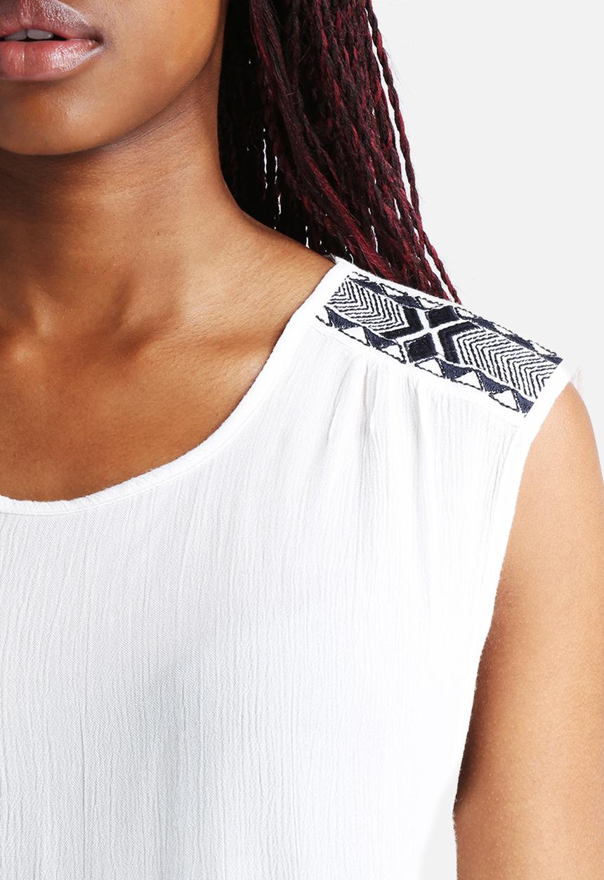 Vero Moda - Serina Embroidery Top
