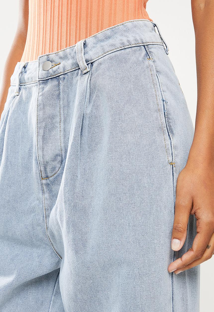 Missguided - Highwaisted pleat front slouch jean - light blue