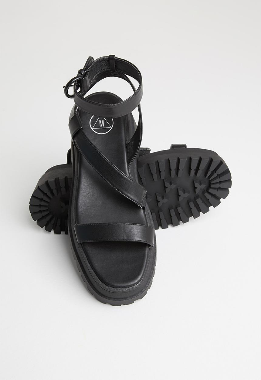 Missguided - Pu chunky sole cross strap sandal - black