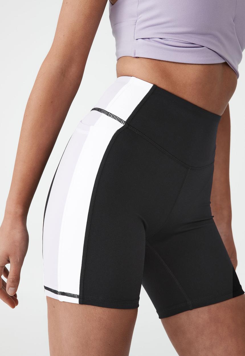 Cotton On - Smoothing side panel bike shorts - black/soft grape splice