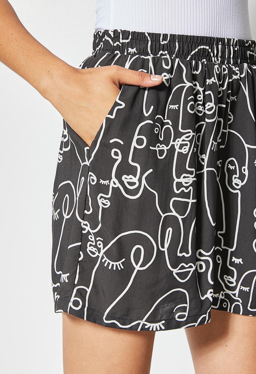 Superbalist - Printed pull on shorts - black & white