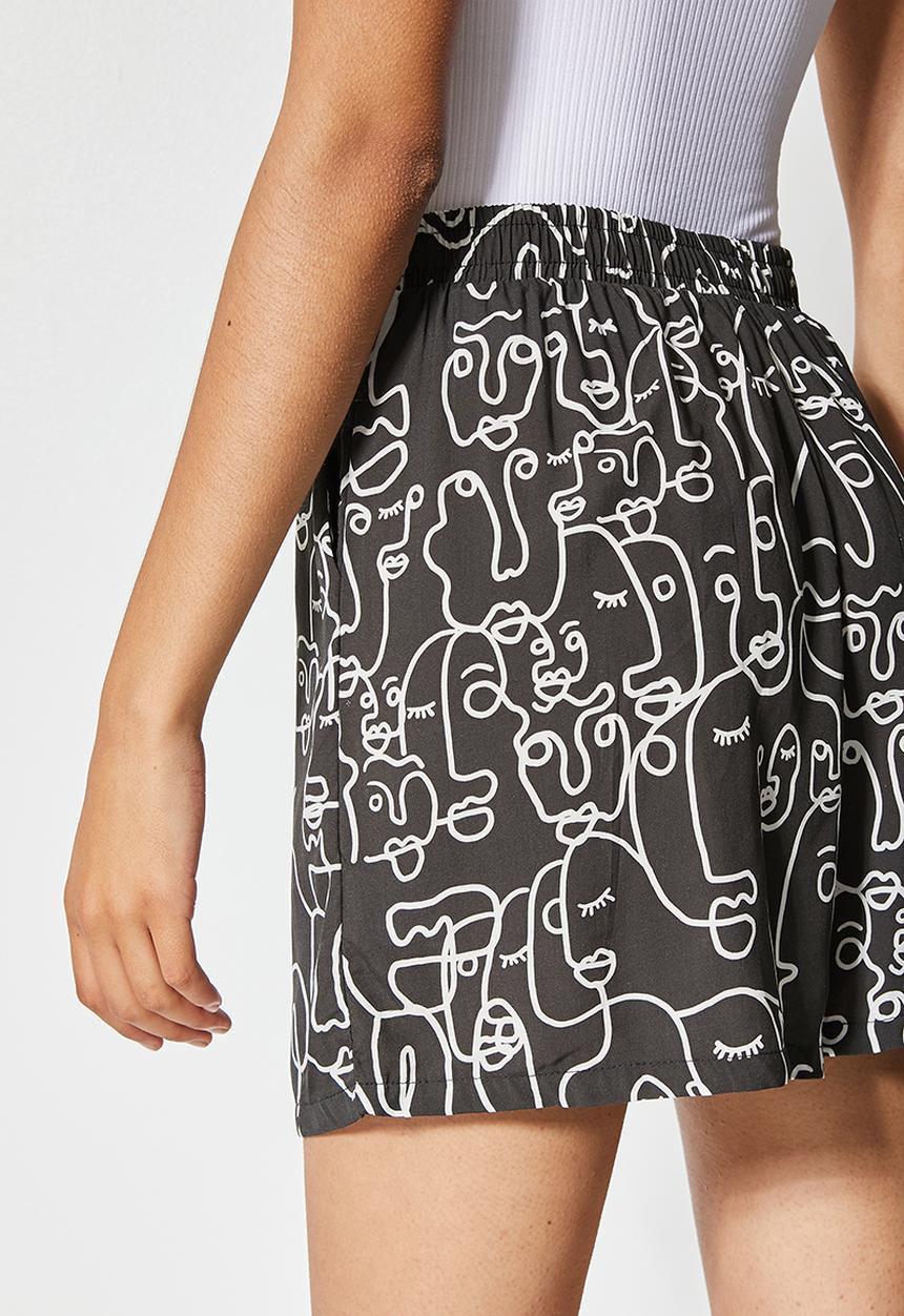 Superbalist - Printed pull on shorts - black & white