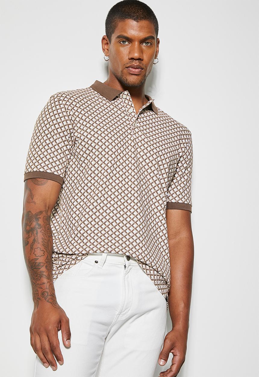 Superbalist - Luka slim all over print golfer - brown & white