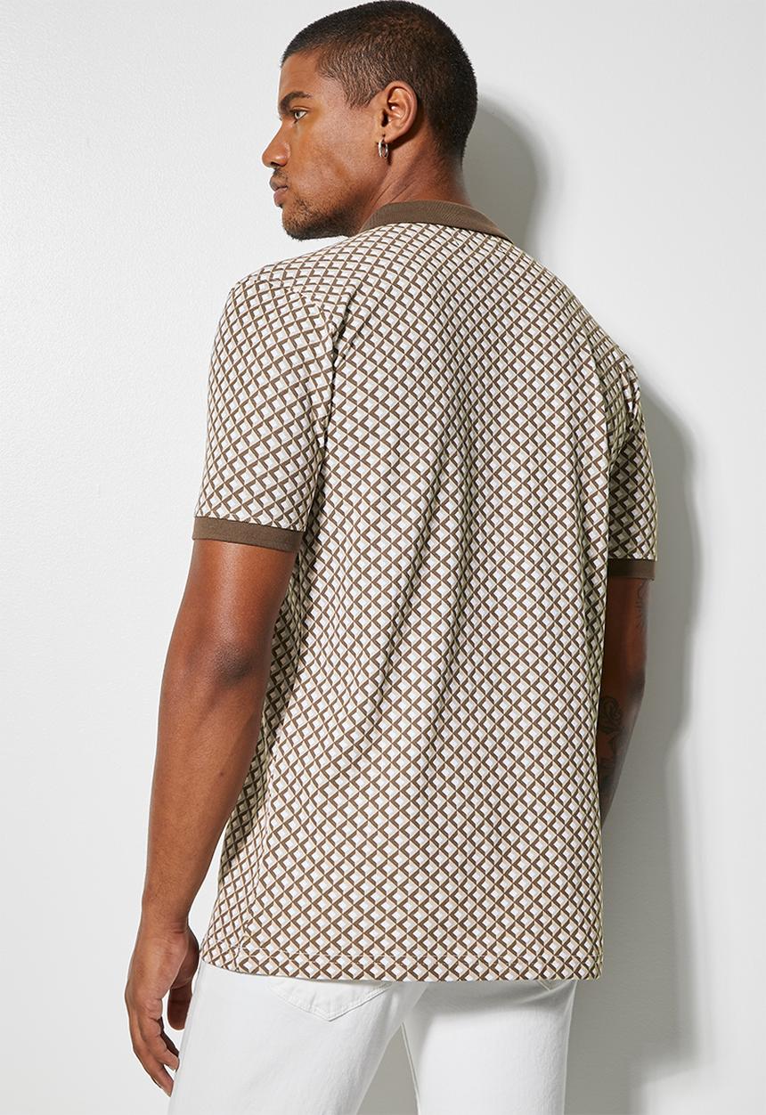 Superbalist - Luka slim all over print golfer - brown & white
