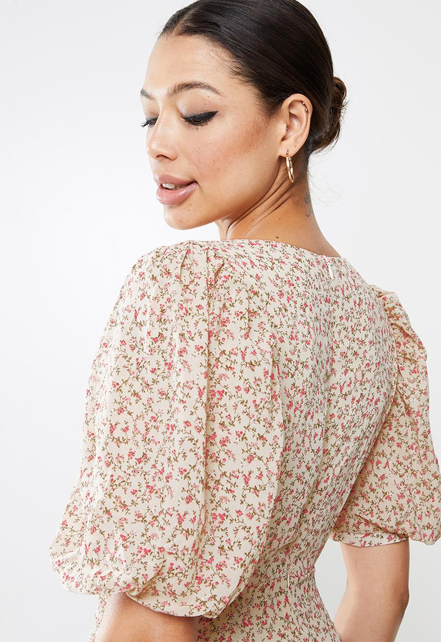 Missguided - Ditsy print ruched ruffle hem dress - white