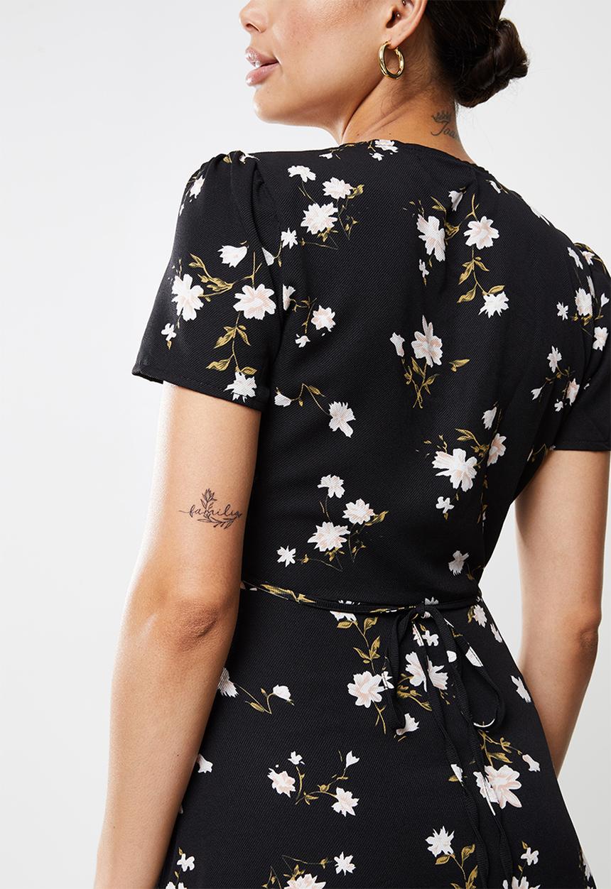 Missguided - Short sleeve ditsy half button tea dress - black
