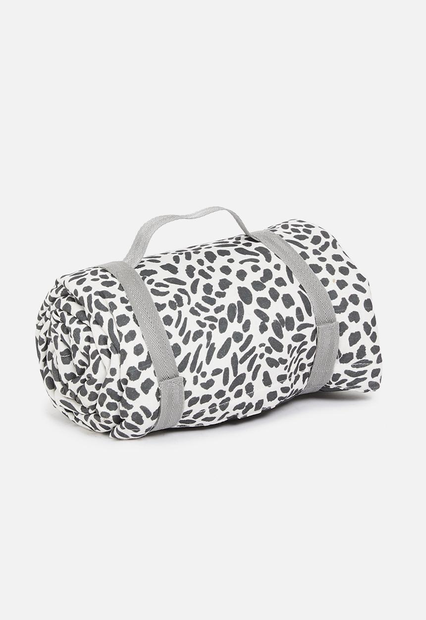 Sixth Floor - Print foldable picnic mat - black & white