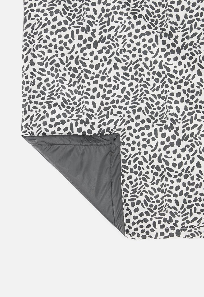 Sixth Floor - Print foldable picnic mat - black & white