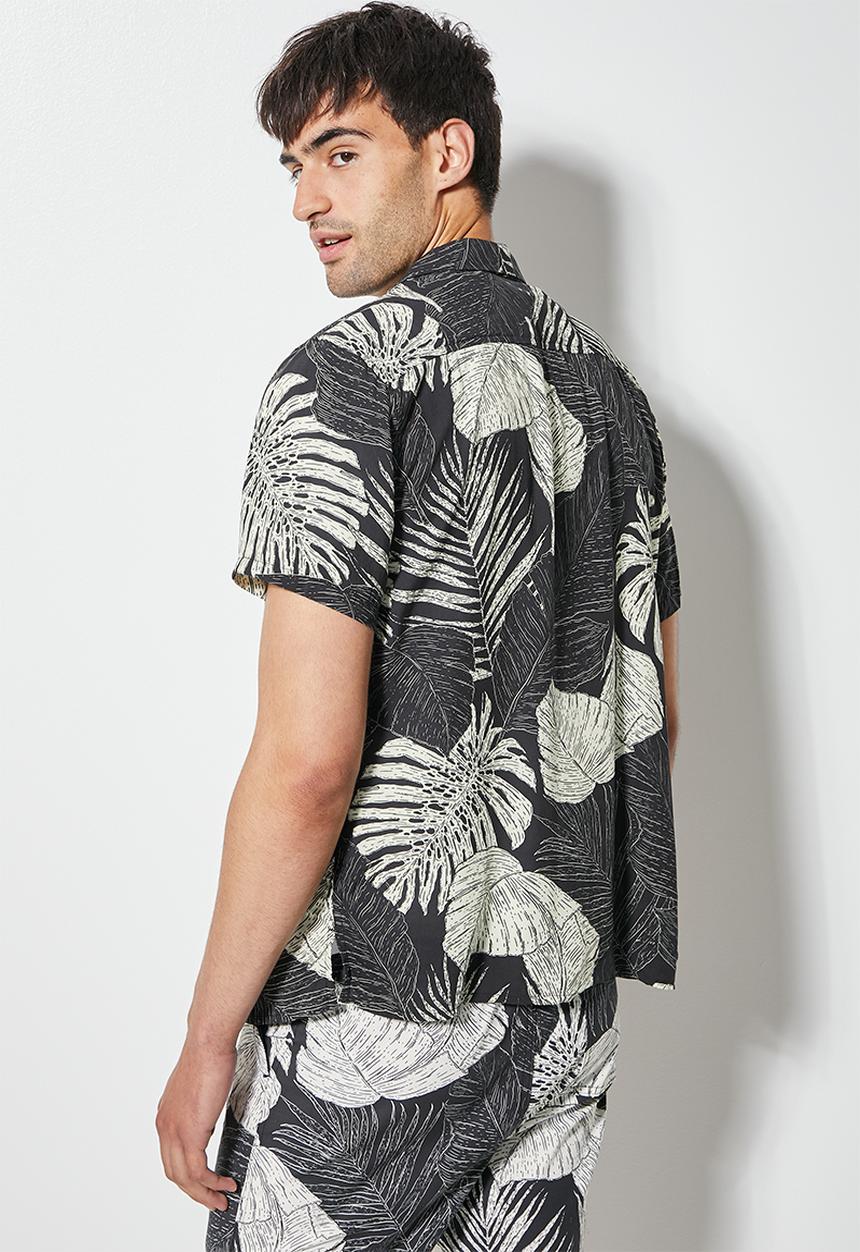 Superbalist - Regular fit pattern restort shirt - black palm & cream