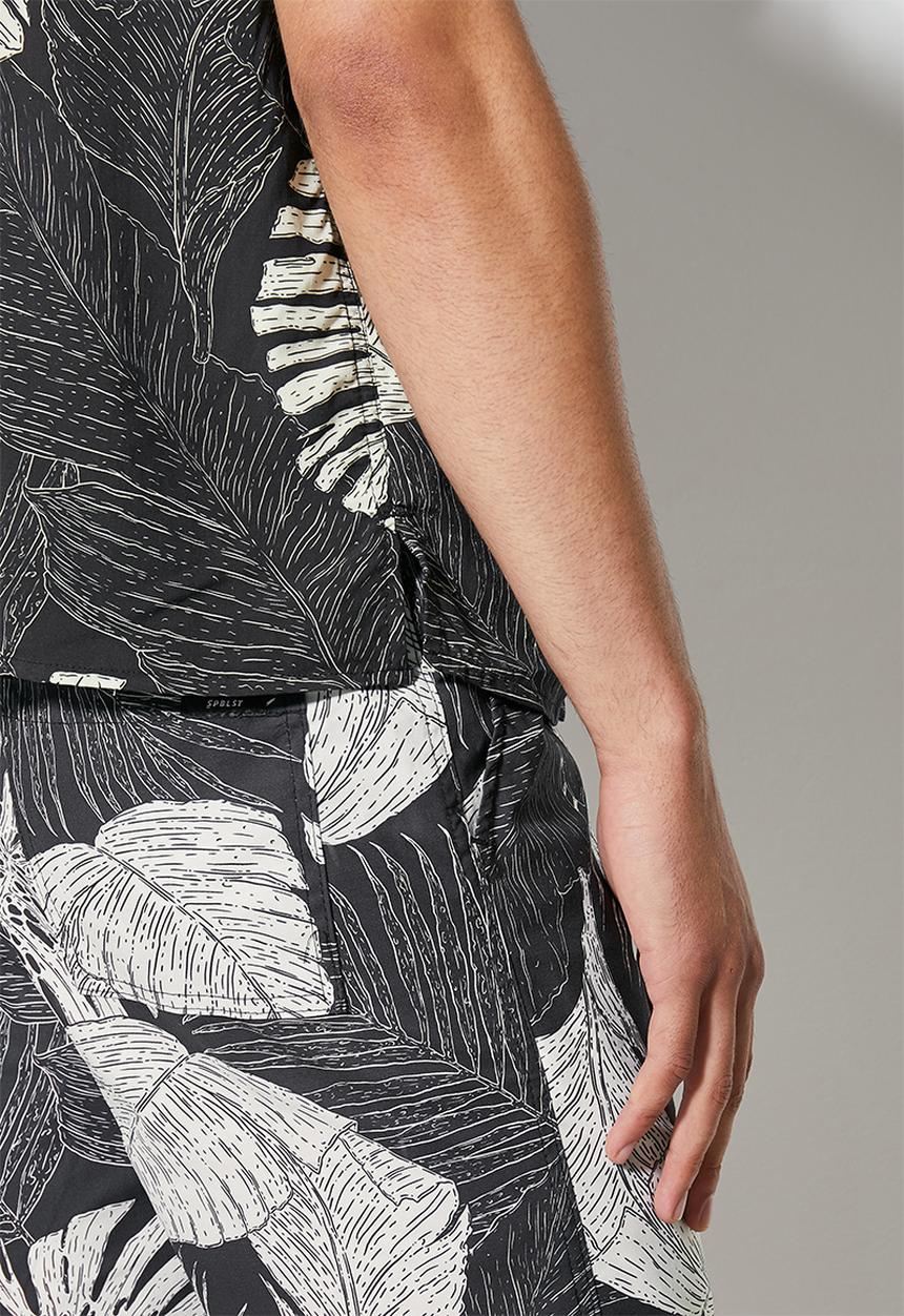 Superbalist - Regular fit pattern restort shirt - black palm & cream